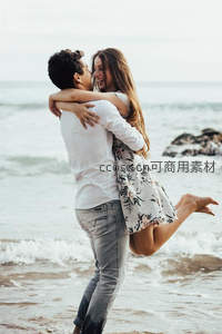 海边情侣嬉戏拥抱欢笑