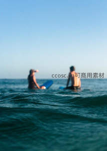 海面冲浪者静待波浪来临