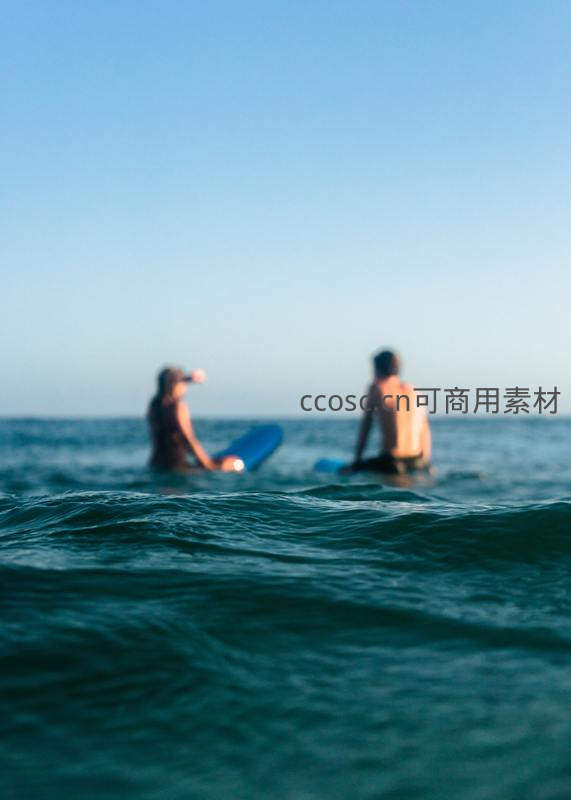 海面冲浪者静待波浪来临