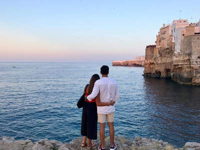 悬崖边共赏落日，情侣拥抱地中海美景