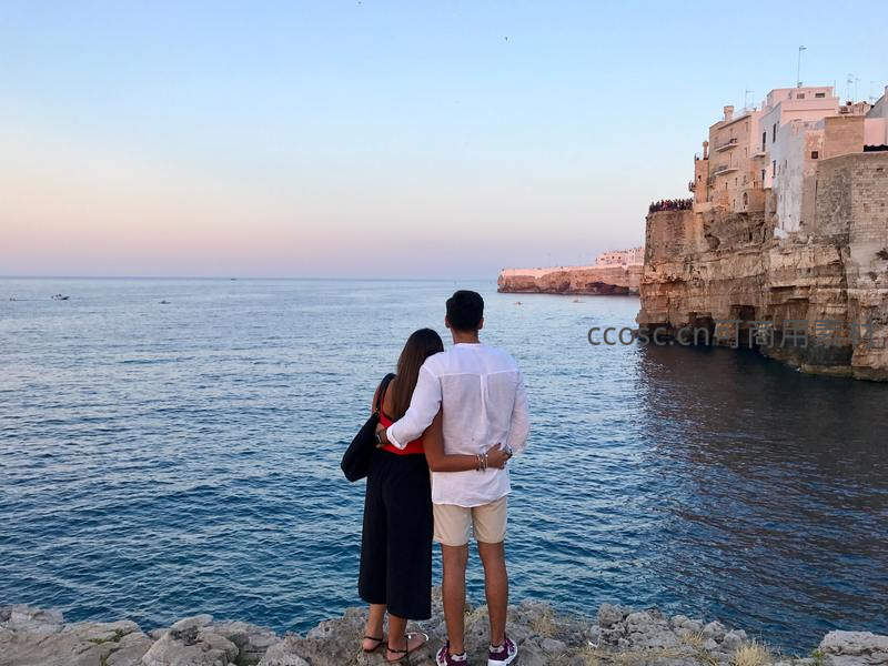 悬崖边共赏落日，情侣拥抱地中海美景