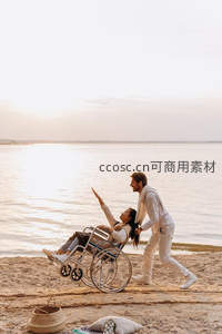 轮椅上的夕阳之恋，沙滩漫步温馨时刻