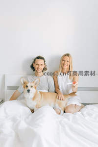 夫妻与柯基犬共庆怀孕喜悦时刻