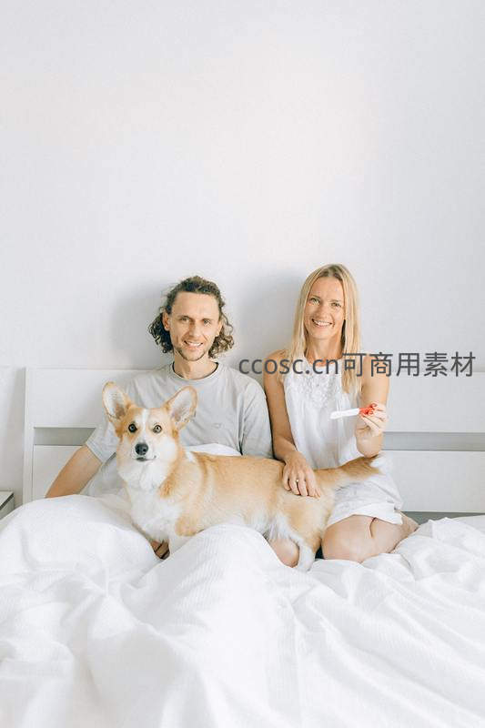 夫妻与柯基犬共庆怀孕喜悦时刻