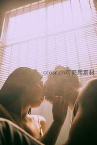 窗边柔光中的亲密瞬间