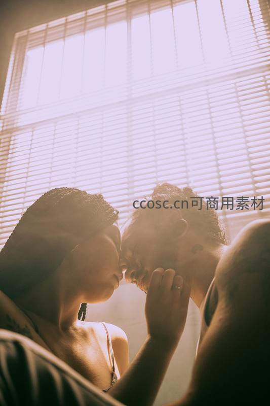 窗边柔光中的亲密瞬间