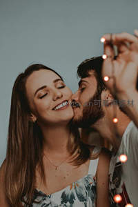 灯光下的甜蜜吻颊