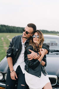 情侣依偎经典车前，浪漫满溢