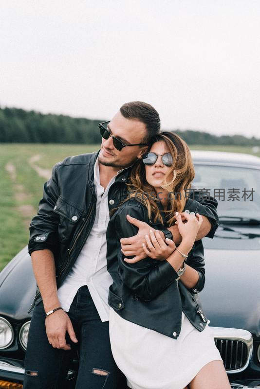 情侣依偎经典车前，浪漫满溢