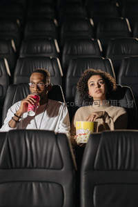 情侣影院共享爆米花与饮料的温馨时刻