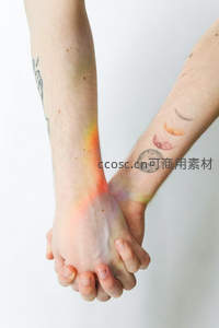 彩虹光影下的紧握双手