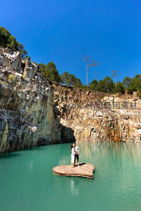 碧水孤石上的情侣剪影