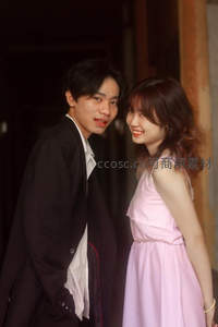 甜蜜对视的年轻恋人