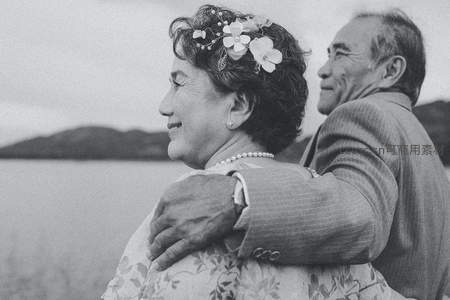 白发夫妻湖畔相拥微笑