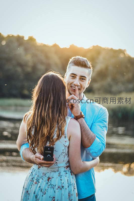 湖畔夕阳下，男子单膝求婚