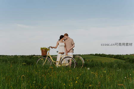 草原相拥情侣依偎自行车旁情意绵绵