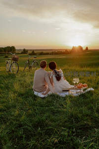 暮色草原情侣共赏日落野餐惬意悠然