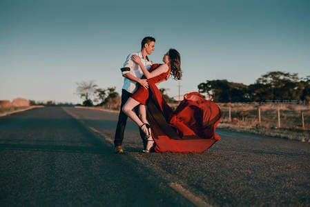 公路中央舞动的红色恋人