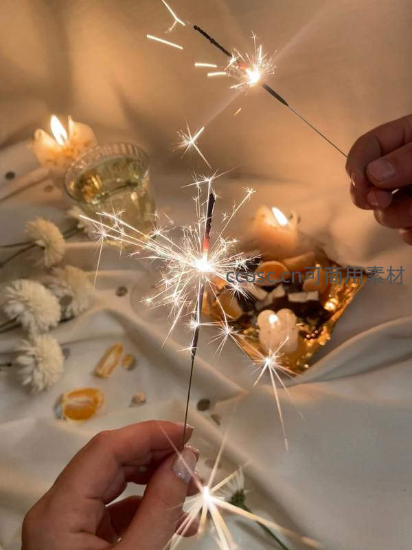 烛光与烟花棒点缀的浪漫时刻