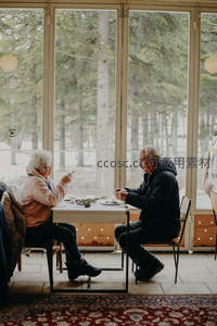 窗边咖啡馆里的温馨午后