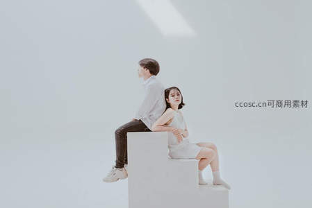 极简空间中的背靠背静思