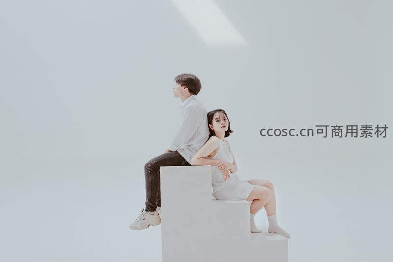 极简空间中的背靠背静思