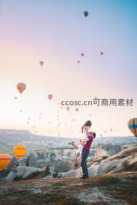 热气球下的浪漫托举瞬间