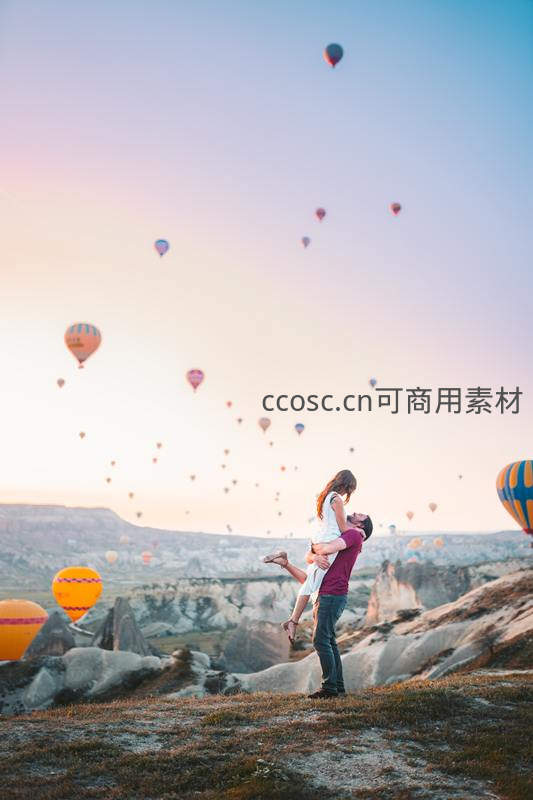 热气球下的浪漫托举瞬间