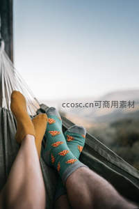 吊床上放松的双脚与远山风景