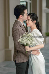 格纹西装与白裙情侣甜蜜拥吻