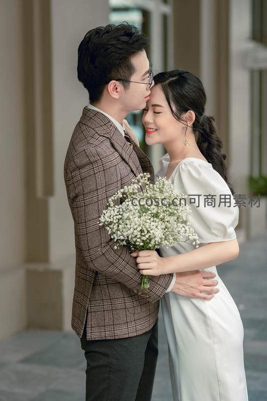 格纹西装与白裙情侣甜蜜拥吻