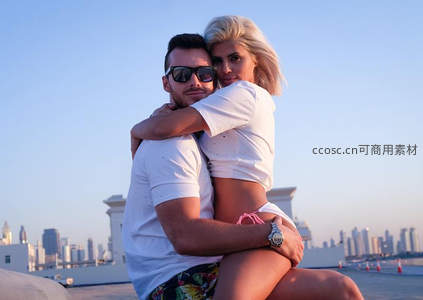 城市天台情侣相拥眺望远方