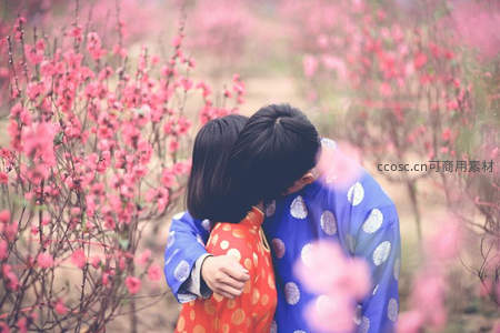 花海中的甜蜜相拥