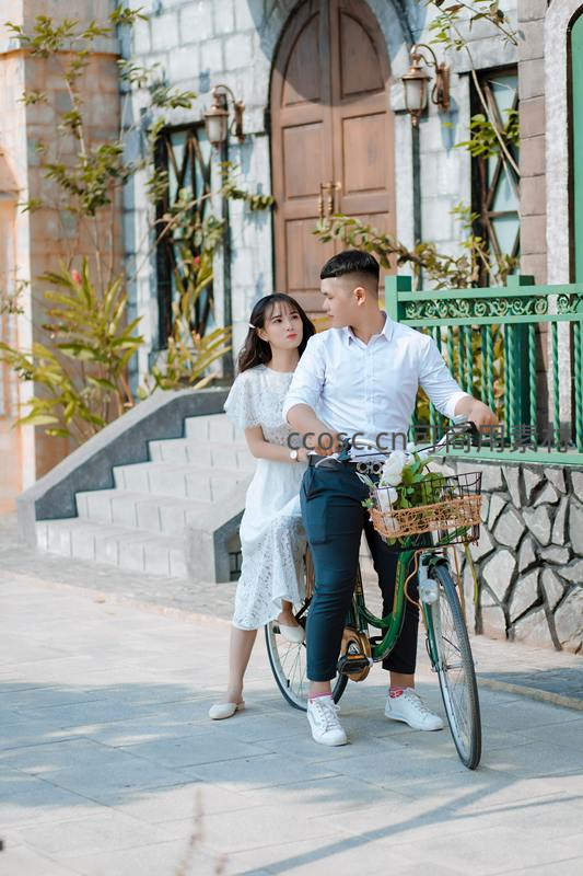 复古街道情侣共骑单车赏景