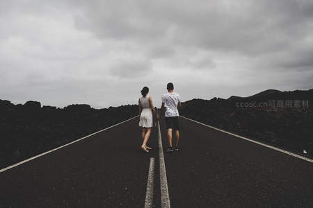 火山公路中央，情侣携手走向未知远方