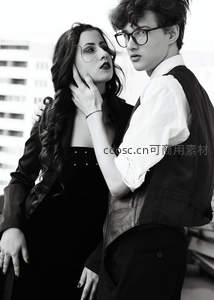 黑白风格情侣都市楼顶亲密依偎