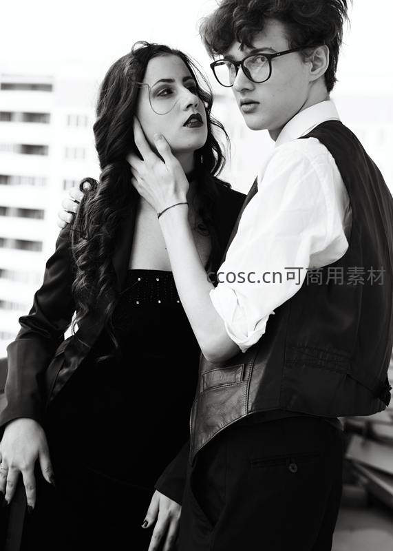 黑白风格情侣都市楼顶亲密依偎