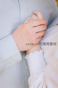 温柔相握的婚戒特写