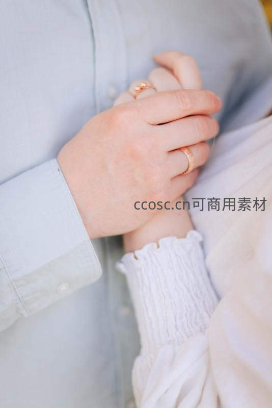 温柔相握的婚戒特写