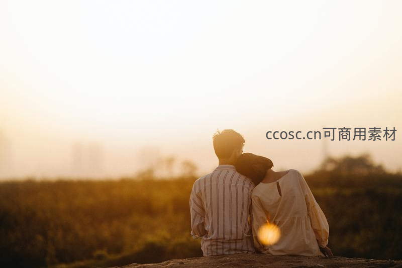 依偎看日落的背影