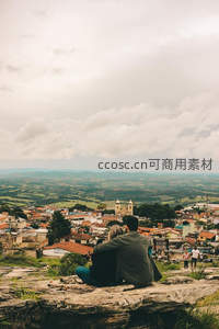 山顶情侣相拥，俯瞰小镇云海如画