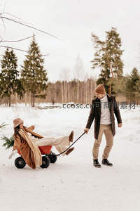 雪地推车嬉戏，冬日森林里的甜蜜时光