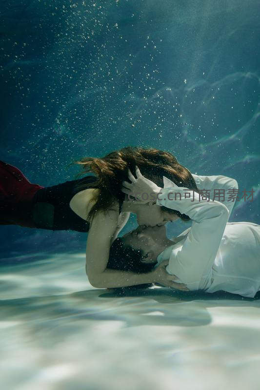 水下深情拥吻，光影气泡环绕梦幻瞬间