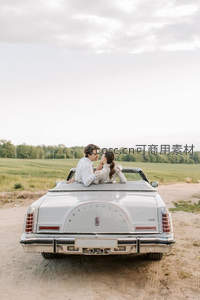 复古敞篷车里的浪漫亲吻时刻
