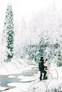 雪林溪畔，恋人相拥共赏冬日美景
