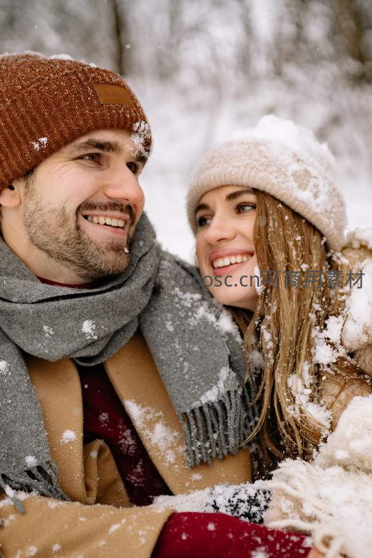 雪中情侣相视而笑共享冬日暖意