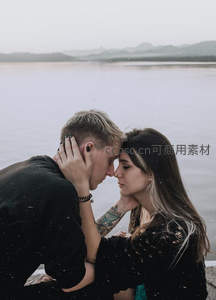 湖畔情侣额头相抵静享宁静时光
