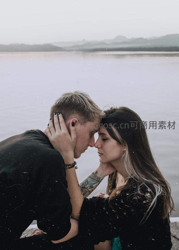湖畔情侣额头相抵静享宁静时光