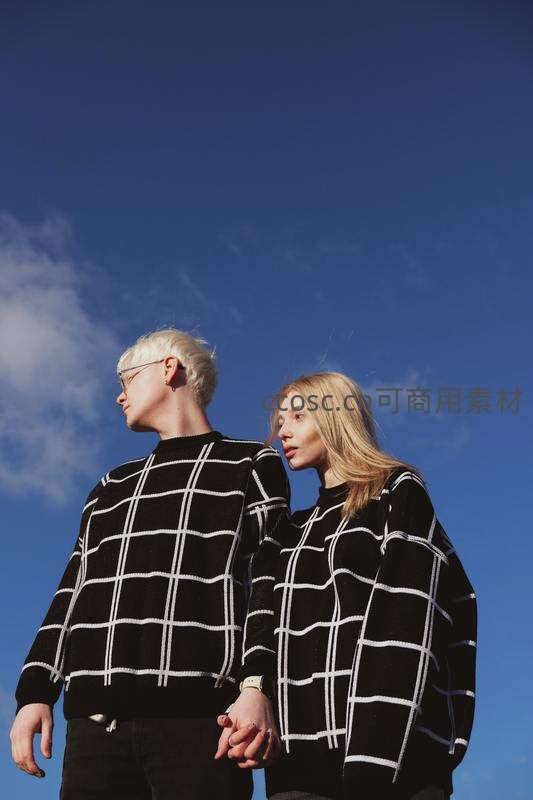 情侣牵手仰望蓝天