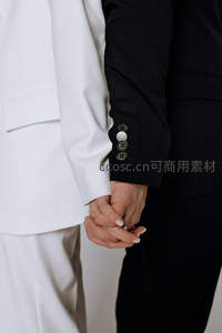 黑白西装情侣牵手细节